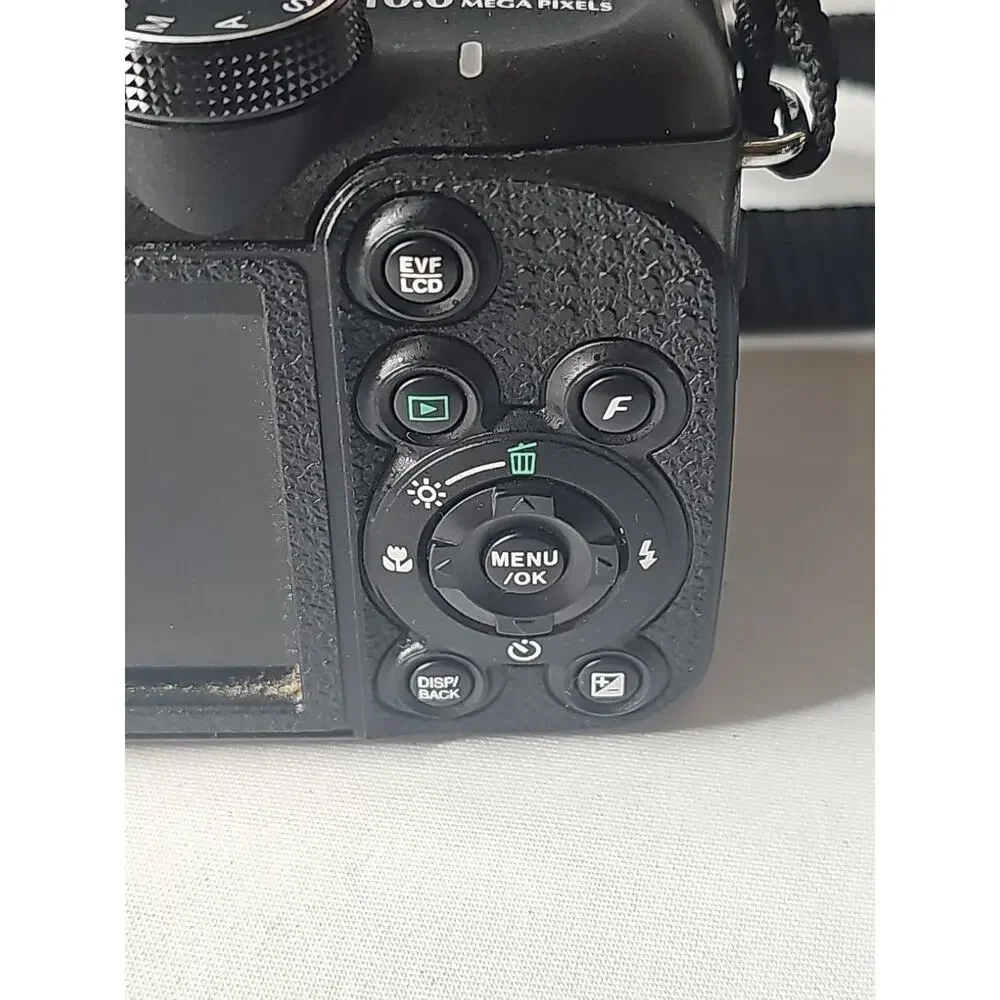 Fuji Fujifilm Finepix S1000 FD 10MP Digital Camera w/12x Zoom in Vanguard case